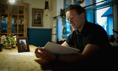 Kongsberg 20101003: Terje Olav Fjeldheim blar i dagboka som hans kreftsyke søster Elsemarit Fjeldheim skrev mens hun fulgte teroriene til eks-legen Ryke Geerd Hamer. Foto : Bjørn Langsem/DAGBLADET.